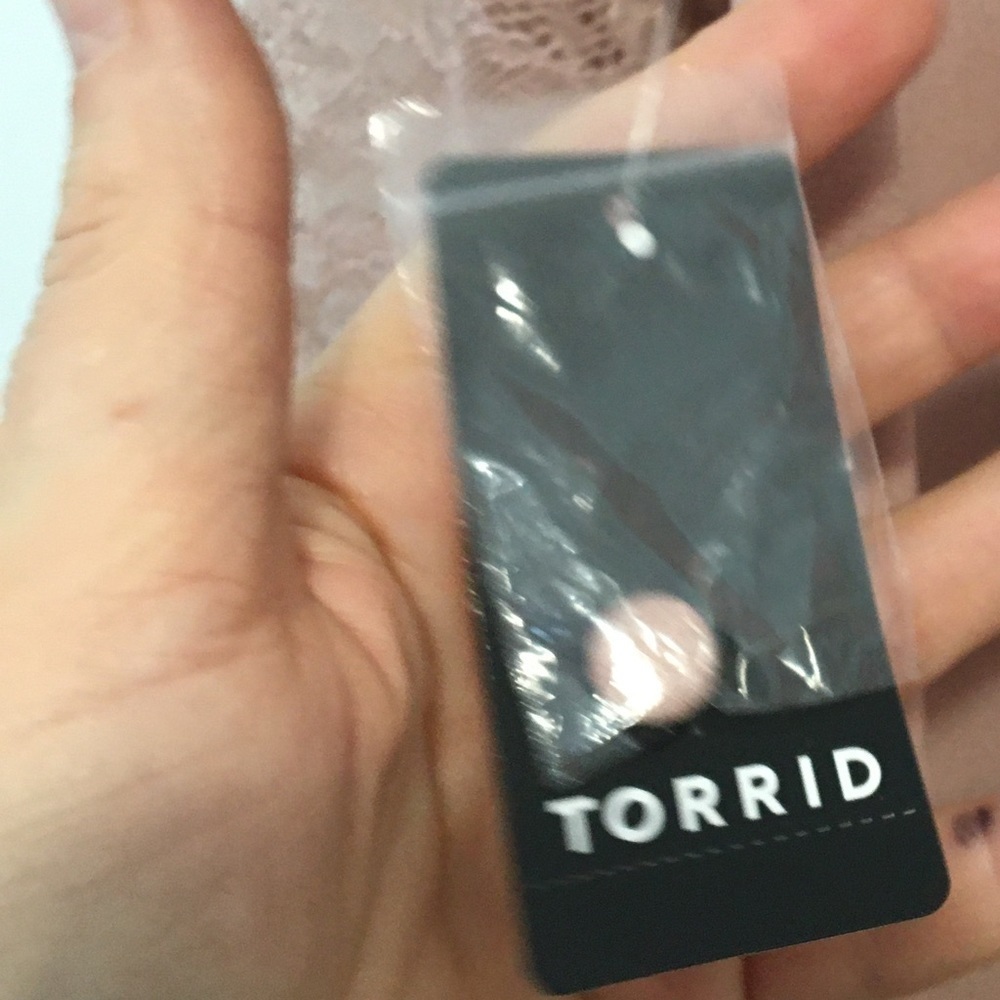 9.TORRID TAUPE CREPE AND LACE SHARKBITE TOP - Picture 10 of 16
